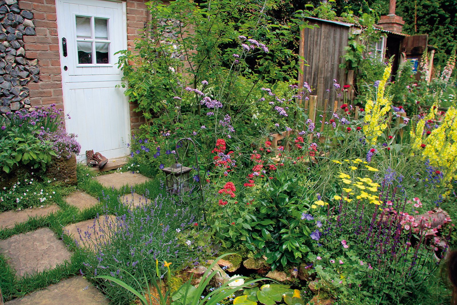 Také v menší venkovské zahradě se dá vytvořit atraktivní kompozice z pestrobarevných trvalek, ba dokonce i jezírko s lekníny.