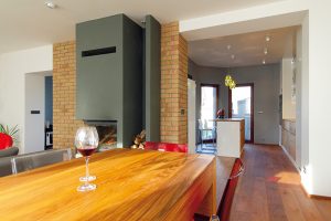 Obývací pokoj propojený s arkýřem kuchyně po zásahu architektky tvoří jeden celek. FOTO: Dano Veselský
