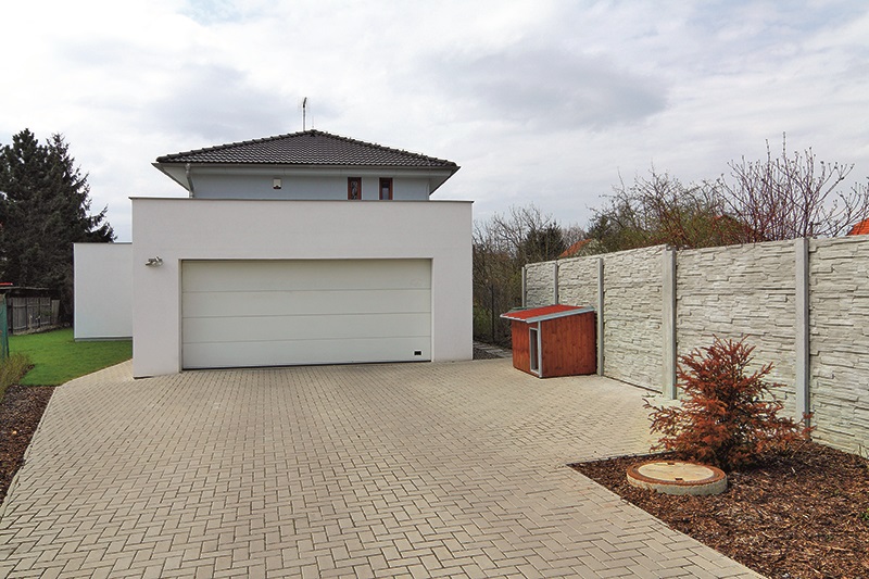 Při stavbě tohoto typového domu si můžete vybrat mezi verzí s garáží a bez garáže, jen s přístřeškem pro auto.