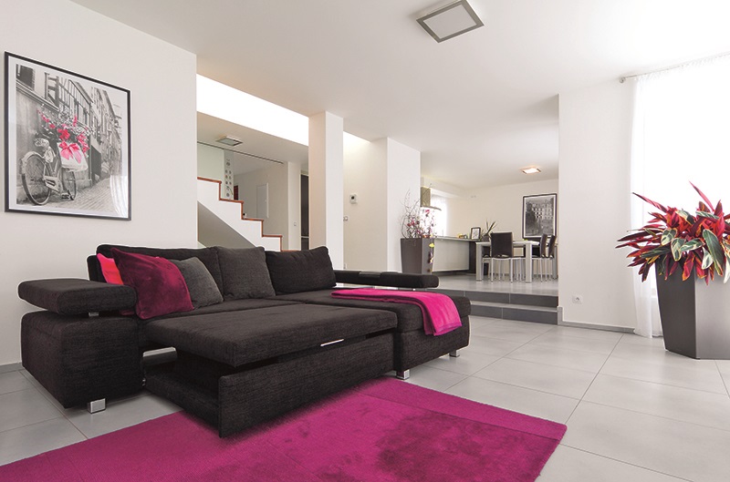Čisté barevné řešení s drobnými barevnými akcenty si nejvíce uvědomíte v obývacím pokoji.