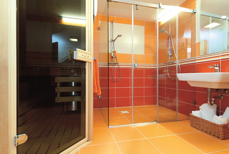V koupelně v přízemí je sauna a prostorný sprchový kout se dvěma sprchami.