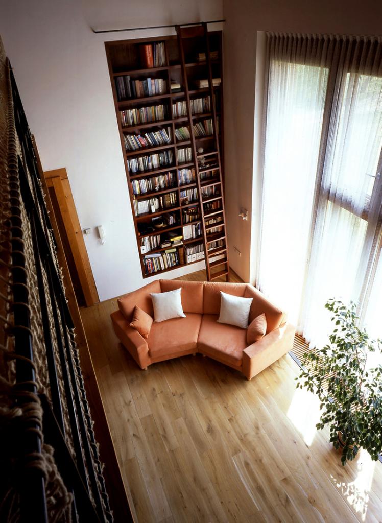 Vysoké stropy umožňují nápaditá řešení, například obsáhlou knihovnu s žebříkem, jak ze starobylých knihoven