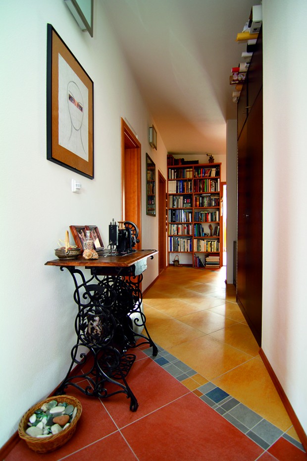Chodba spojující pokoje s hlavním denním prostorem domu slouží i jako malá galerie.