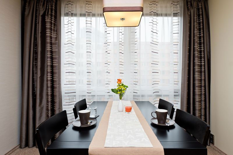 Symetrické umístění jídelního stolu u okna mu kromě přílivu přirozeného denního světla zajišťuje dostatek prostoru a nadčasově elegantní výraz. Foto: Veronika Haroldová 