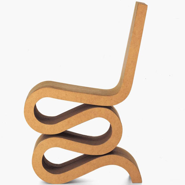 Křeslo Wiggle Side Chair je jedním z nejznámějších kusu kartonového nábytku na světě. Jeho organické tvary zkrátka nikdy neomrzí. (foto: archiv)