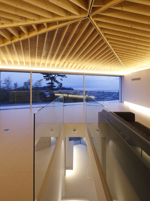 Skutečně vyniknout dává impozantnímu prostoru společné části až večerní šero. Pečlivá práce architektů se světlem a lesklými plochami umocňuje dojem z otevřené kompozice. Foto: Masao Nishikawa 