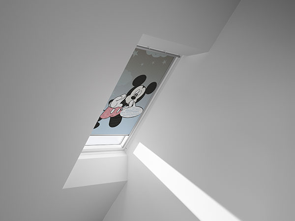 Rolety na střešní okna VELUX jsou nastavitelné v jakékoli výšce, můžete tak regulovat přísun denního světla přesně dle potřeb dítěte.                               © Disney.