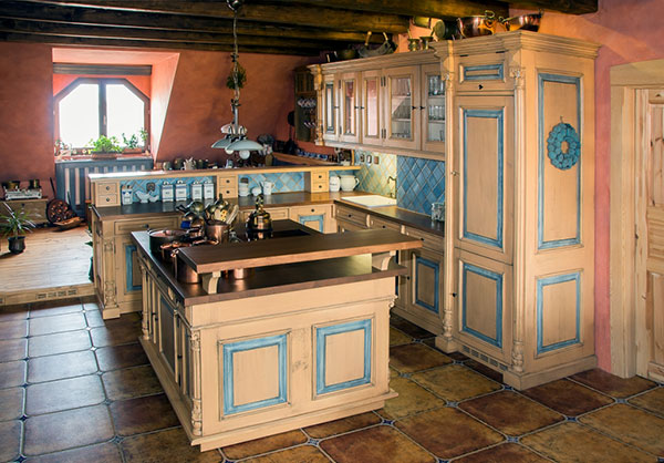Pro kuchyň ve stylu Provence je typický velký masivní stůl, keramika, textilní doplňky a dřevo s patinou. (foto: art-style.cz)