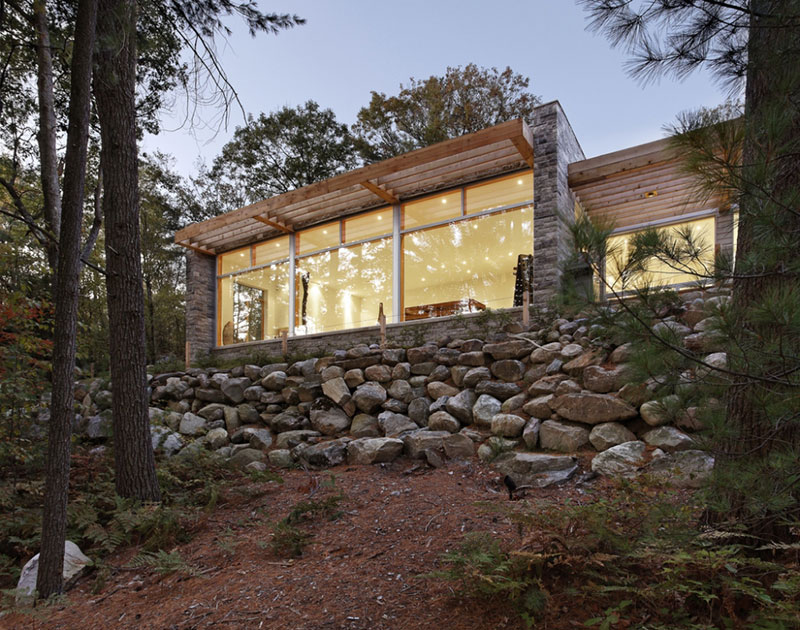 Moderní dům v lese s minimalistickým interiérem