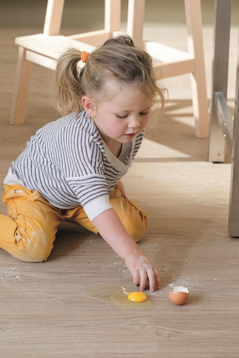 Vinylové podlahy z kolekce Livyn společnosti Quick-Step jsou opatřeny speciální svrchní vrstvou, která je chrání proti špíně, škrábancům i skvrnám. (foto: Quick-Step)