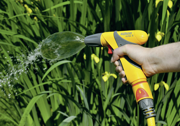 Zavlažovací pistole nebo sprcha je vhodná nejen na zalévání a zavlažování různých květin a rostlin, ale i na čištění například zahradního nářadí proudem vody. (foto: OBI, Mountfield)