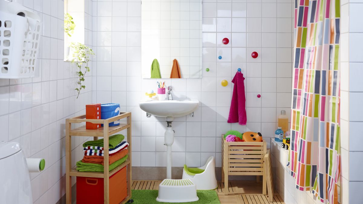 Bílá či smetanová jsou nevyhasínající trendy. Nic jimi nezkazíte ani v malé koupelně. Navíc, dají vám více možností vyřádit se na barevných doplňcích – ručnících, držácích, sprchových závěsech či koupelnových předložkách. (foto: IKEA)