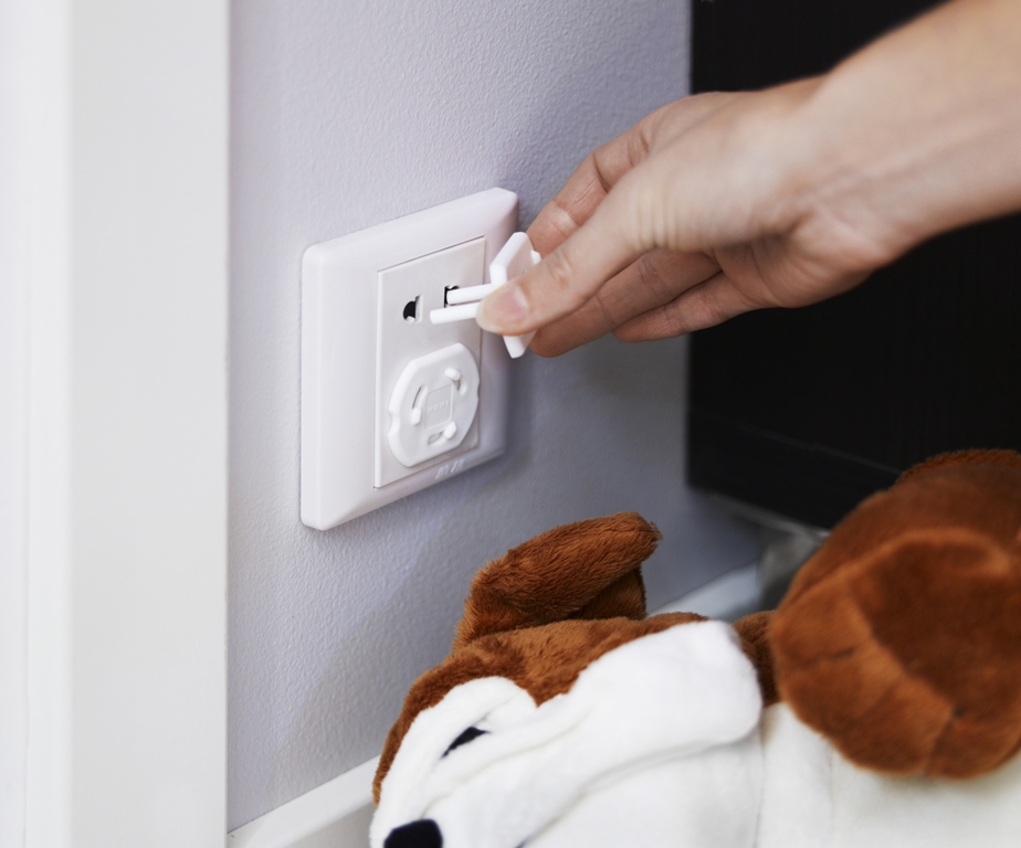 Bezpečnostní záslepky snižují nebezpečí, že děti strčí prsty nebo nějaký předmět do elektrické zásuvky. Záslepky můžete použít v uzemněných i v neuzemněných zásuvkách. (foto: IKEA)