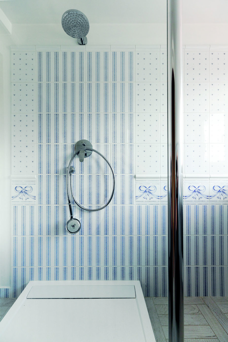 Jednu z menších hostinských koupelen zdobí ručně vyráběné obklady.