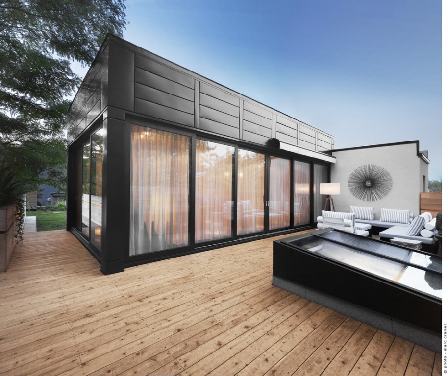 Architektka propojila vnitřek s vnějším prostředím terasy pomocí prosklení hned tří stěn mansardy.