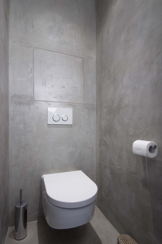 Povrch koupelny i toalety je tvořen šedou stěrkou, která je velmi praktická a beze spár. Stěrky bývají voděodolné, jejich povrch je hladký a lesklý, napodobují vzhled betonu, nebo kamene.