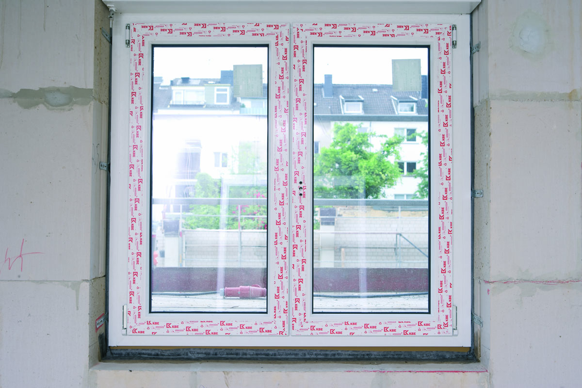 Normovaná montáž okna – komprimovaná páska illmod Trio+ (interiérové a exteriérové utěsnění s vnitřní tepelnou izolací), parapetní část utěsněna membránou TwinAktiv