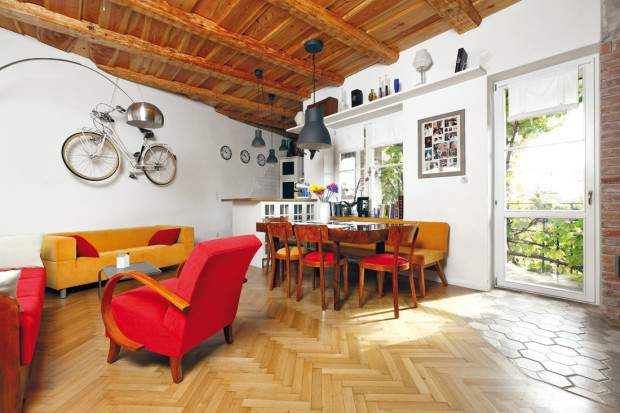 Otevřený denní prostor. Obývací pokoj, jídelna a kuchyň jsou zařízeny starým nábytkem, setkaly se však v moderně koncipovaném otevřeném prostoru.