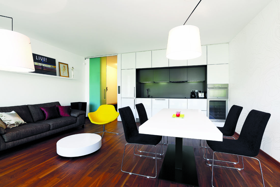 Kontrastní barvy a střídmá elegance, to jsou hlavní atributy nového bytu.