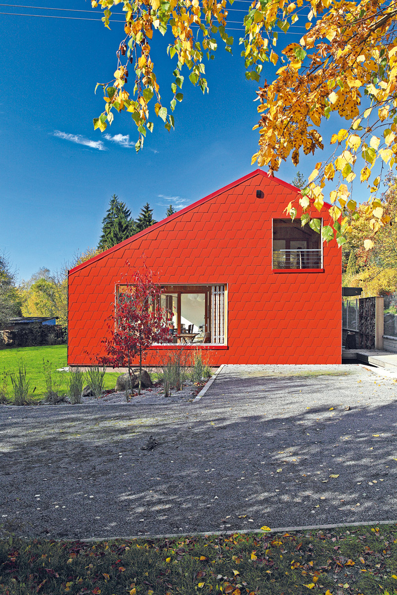 Koncept provozního uspořádání – dům v domě – se projevuje i ve fasádě. Obklad vnějšího domu je stejný na svislých stěnách i střeše. Jedná se o diagonálně skládanou maloformátovou krytinu z cembonitových šablon v cihlově červené barvě.