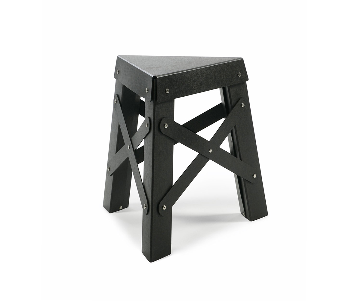 Důmyslný stolek Eiffel z recyklovatelného kartónu, poskládáte si ho sami podle návodu, 46 × 40 × 45 cm, 60 €, www.rs-barcelona.com