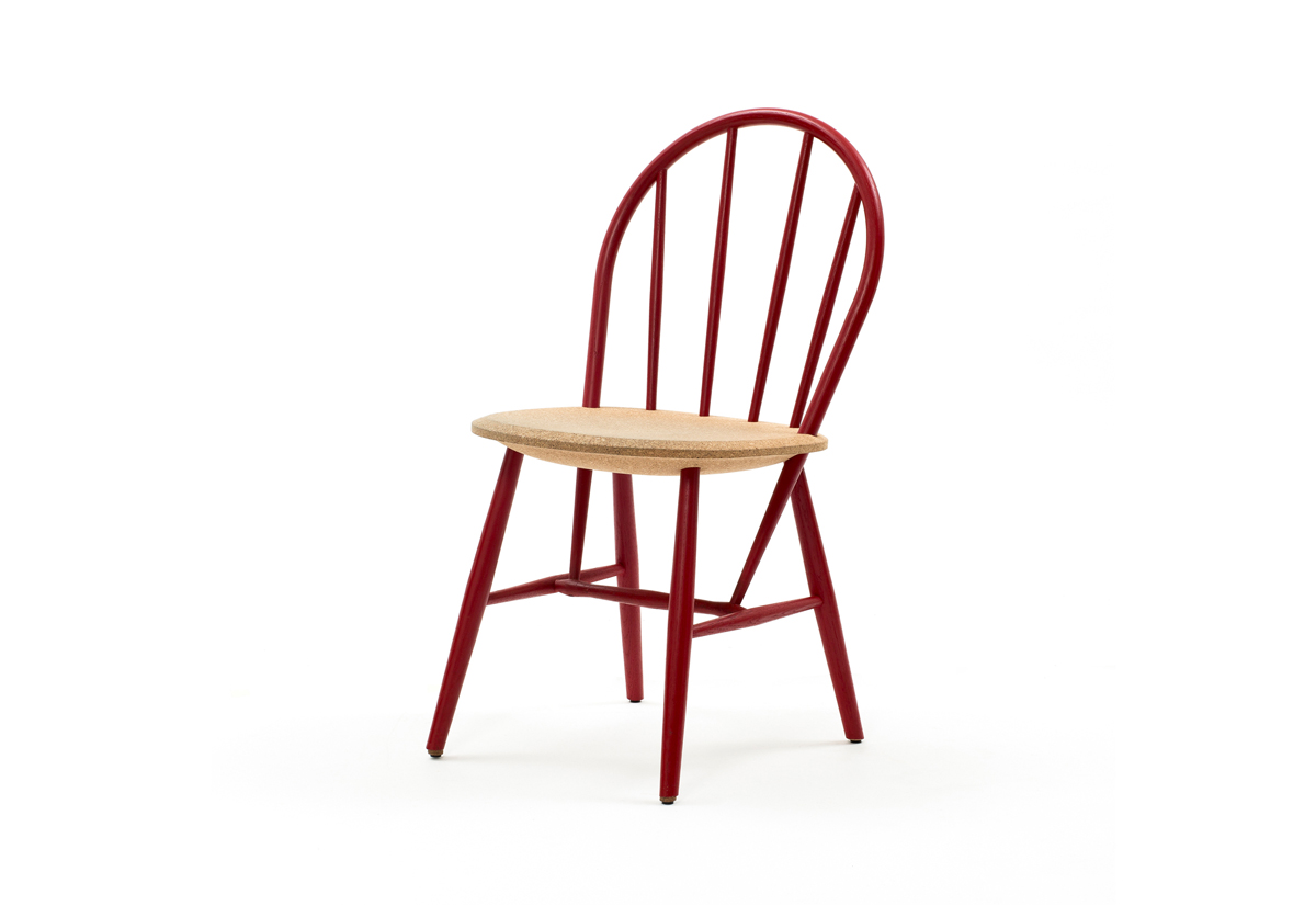Usměvavá retro židle Discipline Drifted, dřevěná s korkovým sedadlem, 84 × 46 × 53 cm, £ 384, www.nest.co.uk