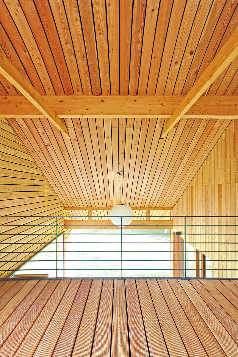 Vysoké lomené stropy, charakteristické pro dřevostavby ateliéru Prodesi, jsou prý inspirované skandinávskými dřevěnými kostely.