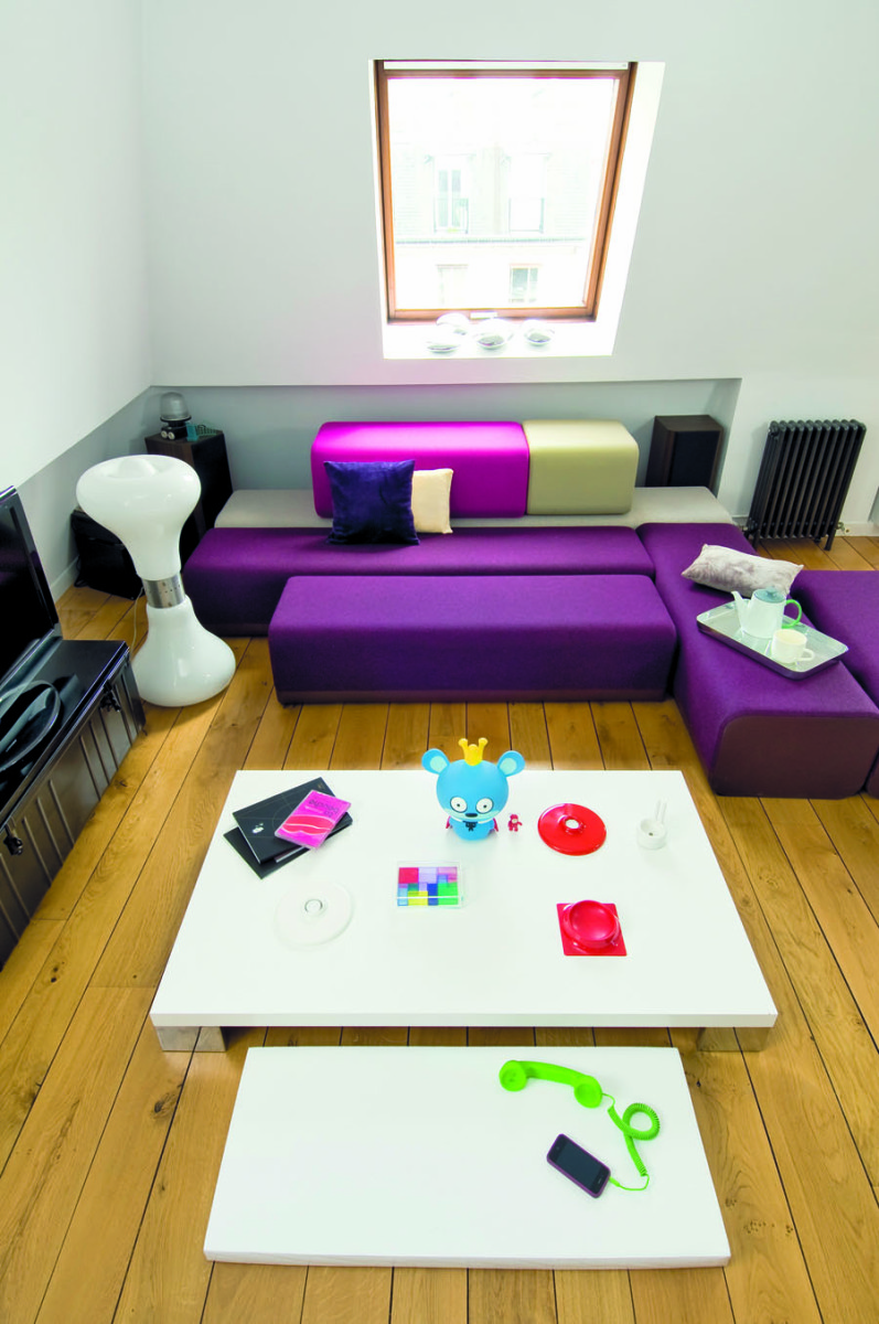 Obývací kout dotvořila designérka pro ni typickou zvláštní kombinací nábytku a doplňků.
