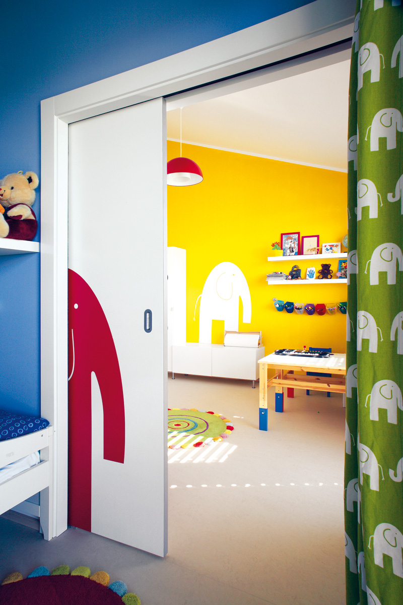 Dětské pokoje jsou zařízeny jednoduchým, praktickým nábytkem. Prostřednictvím stěn, textilií a doplňků jim však rodiče dopřáli živou a veselou barevnost.