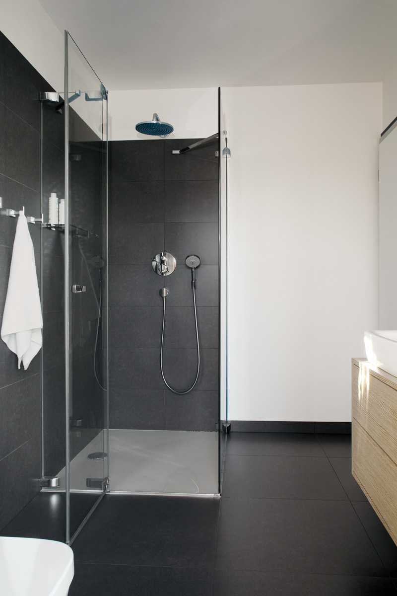Spojení rodičovské ložnice s koupelnou (takzvaná koupelna en suite) patří k příjemným moderním řešením, která se už i u nás těší stále větší oblibě.