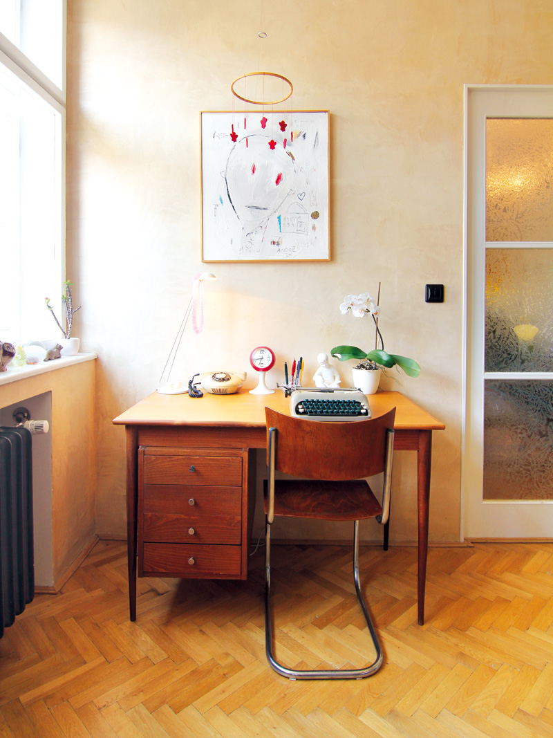 Pracovní stůl v ložnici je doplněn replikou klasiky 20. století v podobě trubičkové židle Marta Stama. Ťukání klasického psacího stroje značky Consul je charakteristickým zvukem pracoven minulého století.