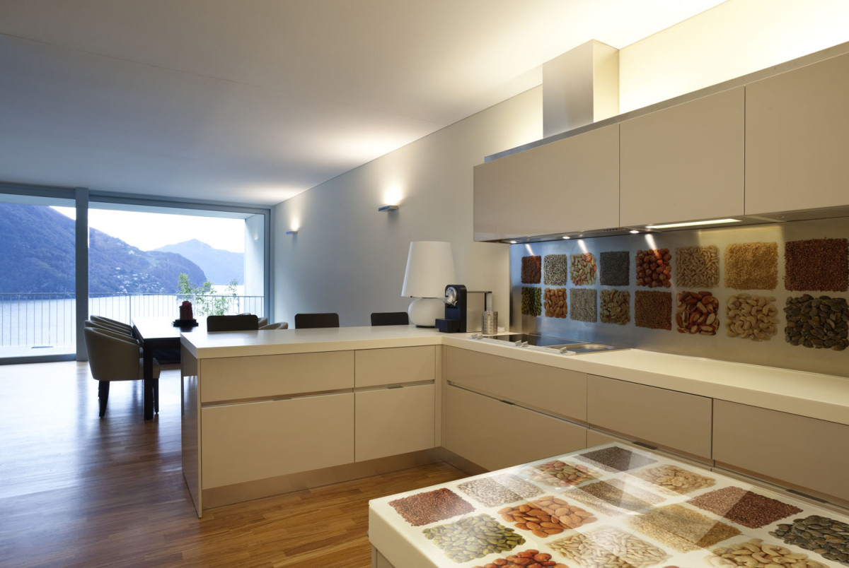 Hlavně u otevřených kuchyní se sklo se stejným motivem může zopakovat i jinde v interiéru – například na dveřích, obkladu stěny v obýváku, dělicí stěně, stolové desce... (foto: J.A.P.)