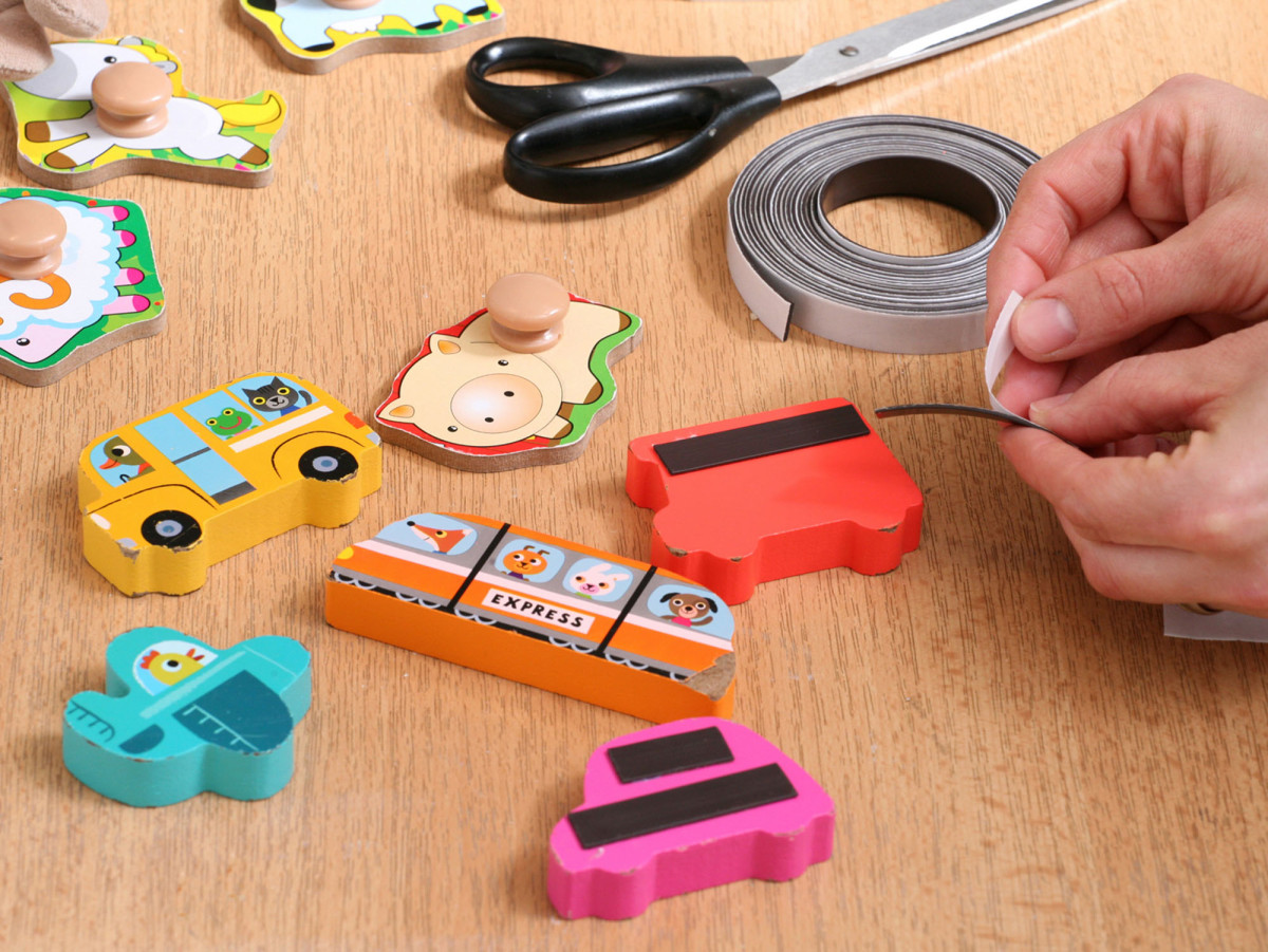 Magnetky snadno uděláte z hraček, s nimiž si už vaše dítě nehraje. Zezadu na ně nalepte proužky magnetické pásky.