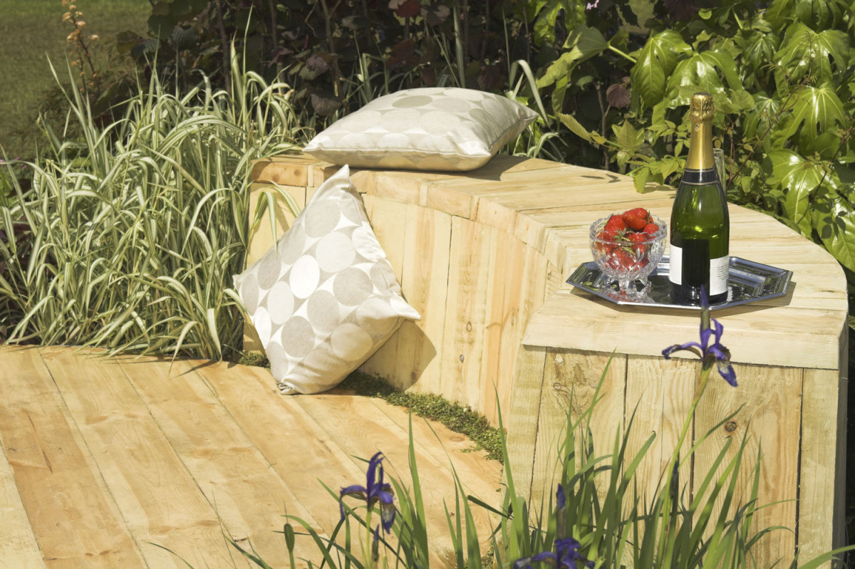 Pokud dáte přednost dřevu na terase, můžete ho „dotáhnout“ až na odpočinkové sezení. Zahrada tak získá jednotnost. (foto: thinkstock.cz)