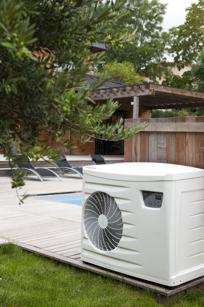 Tepelné čerpadlo vzduch/voda Power First Premium od značky ZODIAC, výkon 6 až 15 kW, do bazénů s objemem 20 až 110 m3, možnost ohřevu i chlazení – v horkých dnech lze využít na ochlazení přehřátých bazénů, například pod posuvnými zastřešeními, velmi tichý chod (37,1 až 42 dB), možnost dodatečné instalace i do již zrealizovaných bazénů. (foto: Bazénservis)