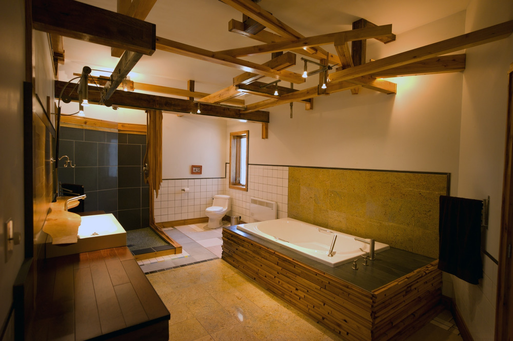 Ani v koupelně si nedopustil dřevěné prvky a mix různých druhů keramických obkladů.