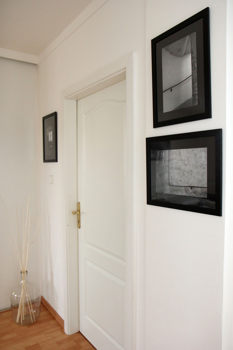 V bílém prostoru chodby vyniká minigalerie Barbořiných fotografií.