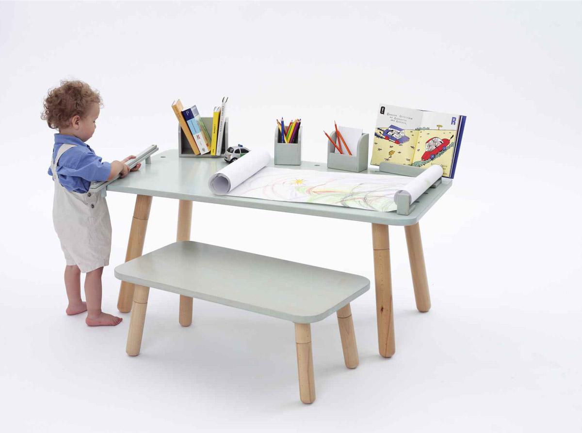 Stolek Growing Table od designéra Olafa Schrödera se čtyřmi výškovými nastaveními, možnost zakoupit i s lavicí, 120 × 65 × 42/52/62/72 cm, 12 999 Kč, www.detskabotka.cz