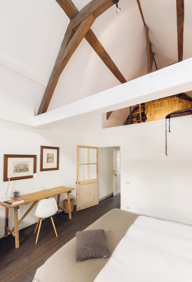 I v pokoji pro hosty v podkroví dotváří čistý bílo-dřevěný základ interiéru několik kousků nábytku se zajímavým designem.