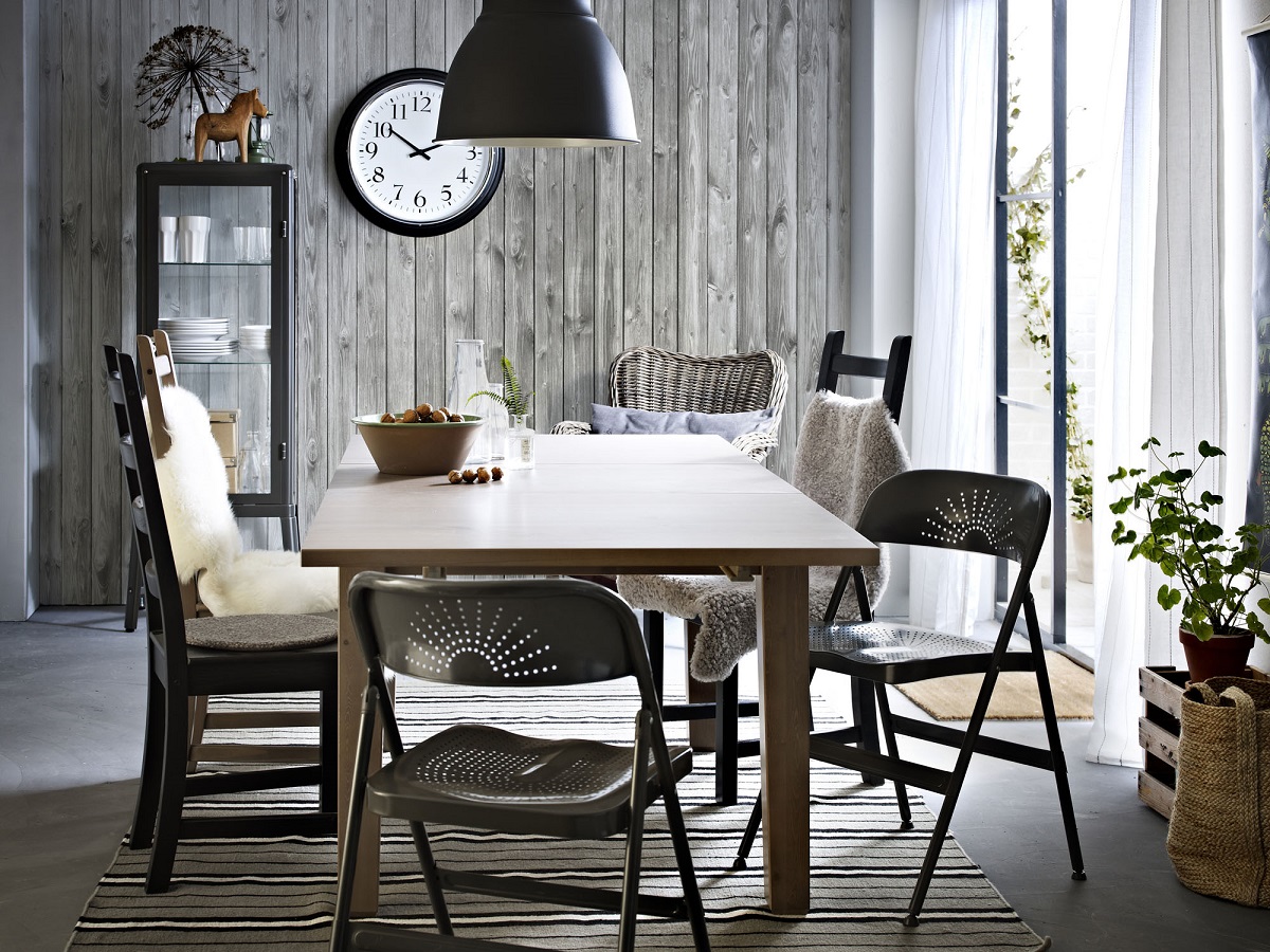 Jedna vedle druhé. Barevně sladěné, léty odlišené. Židle sice každá z jiného místa a času, ale u jednoho stolu najdou společnou řeč. V odstínech vybledlého dřeva budou působit jemně skandinávsky. (foto: IKEA)