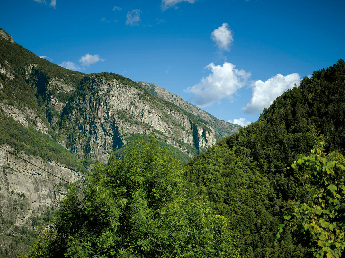 Božský klid. Pohled z bočního údolí Val Rovana do doliny Maggia.