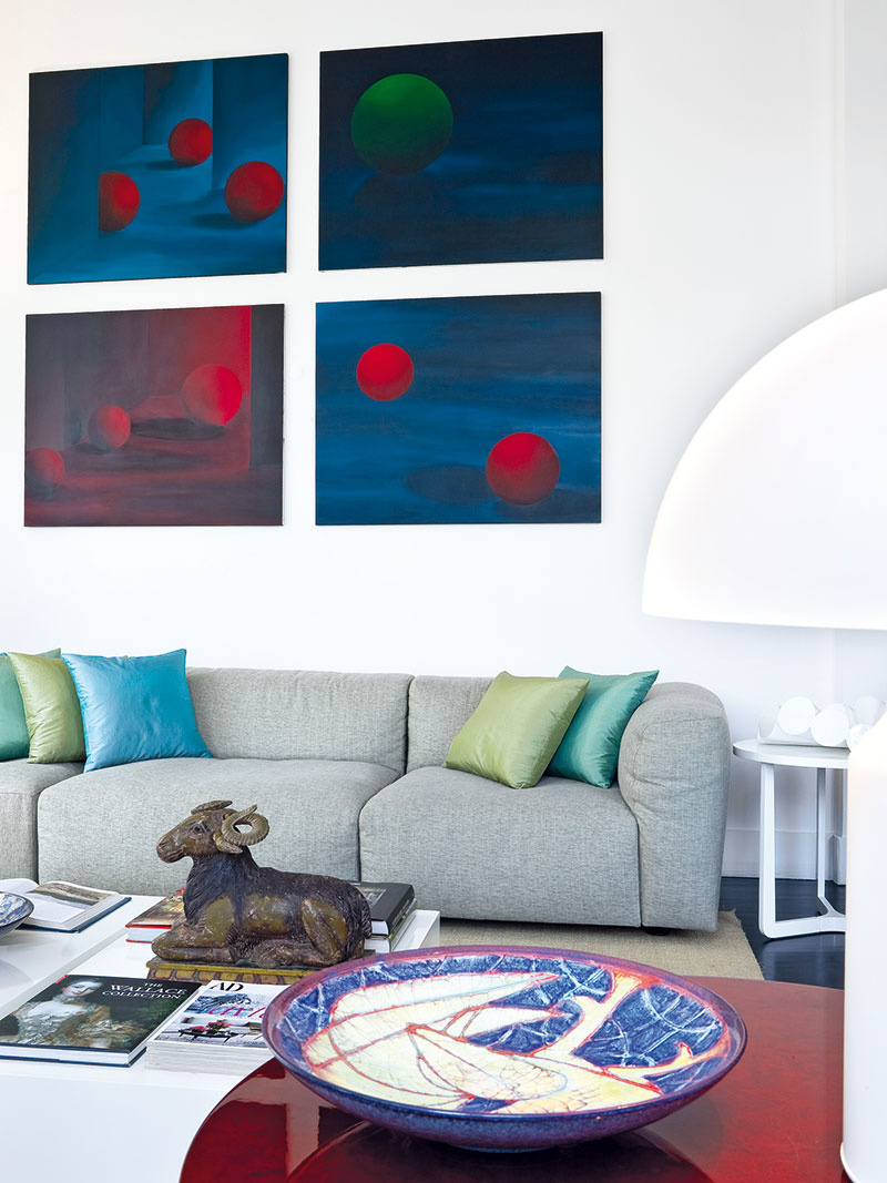 Obývací část denní místnosti vymezuje světle šedá pohovka od značky Minotti, umístěná u stěny proti oknům, která vytváří harmonickou barevnou kombinaci s hedvábnými polštáři v odstínech mořské vody. Foto photopress.com