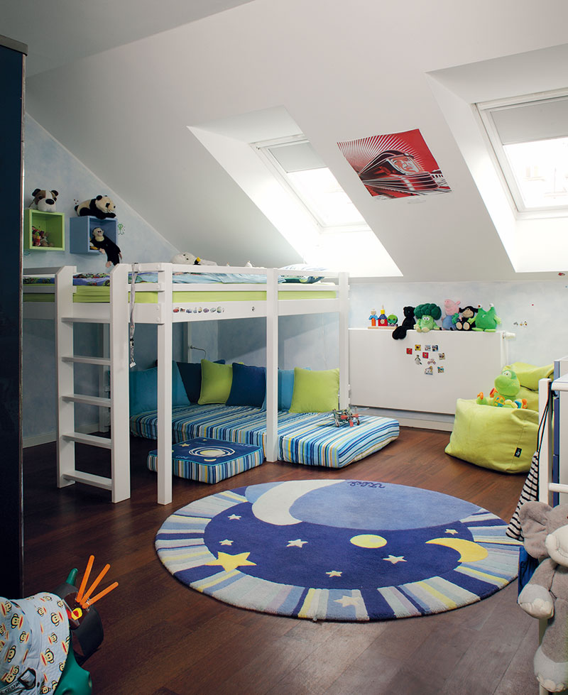 Dětské pokoje jsou zařízeny dětským nábytkem na míru ve veselém duchu. I tady však rodiče dopřáli dětem stylovou podlahu z exotického dřeva, kterou najdeme ve všech obytných prostorách. Foto Robert Žákovič