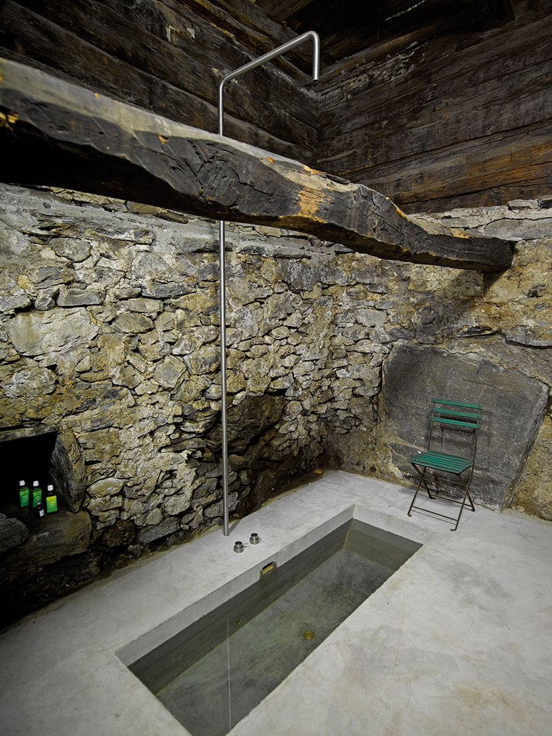 Koupelna se zapuštěnou betonovou vanou má atmosféru prastaré svatyně. Kdysi se tu sušily kaštany.
