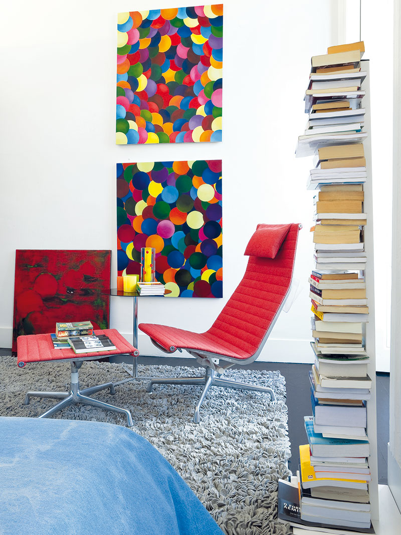Barvami ložnice pro hosty jsou klidná modrá a energická červená, která místnost oživuje optimistickým kontrastem. Foto photopress.com