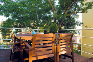 Terasa přiléhající ke kuchyni přímo vybízí k snídaním za teplých a slunečních letních rán. Soukromí stolujících chrání koruna vzrostlého stromu.