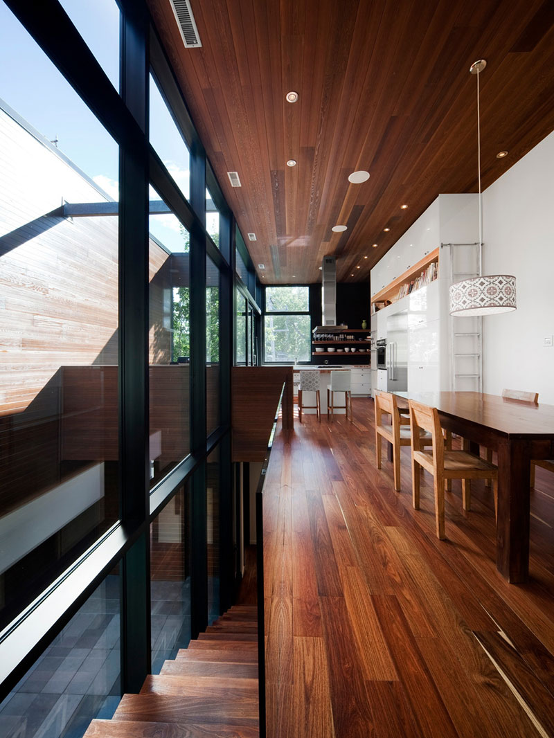 Interiéru dominuje dřevo na podlaze, stropě i nábytku, jehož strukturu akcentují jednolité bílé plochy. Rušivých barevných či vzorových elementů zde najdeme jen minimum.