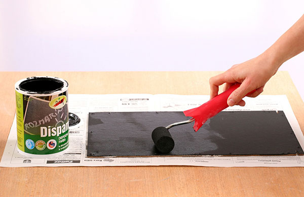 7 Zadní stěnu – hladkou stranu sololitu – napenetrujte tabulovou barvou zředěnou s vodou a potom naneste ještě asi tři vrstvy tabulové barvy. Válečkem dosáhnete hezkého rovnoměrného povrchu. foto: Jana Ardanová