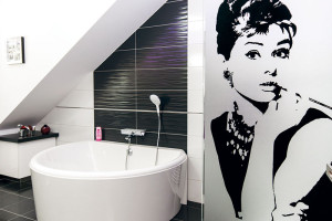 Dívčí koupelně dominuje jednoduchá černobílá kombinace, místy akcentovaná fialovými detaily. Pro dceru ji navrhoval kompletně pán domu, ostatní pokoje řešila manželka. Foto Inoutic