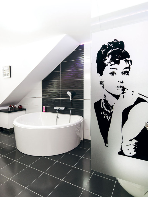Dívčí koupelně dominuje jednoduchá černobílá kombinace, místy akcentovaná fialovými detaily. Pro dceru ji navrhoval kompletně pán domu, ostatní pokoje řešila manželka. Foto Inoutic